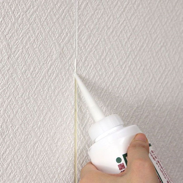 Dán mép giấy dán tường