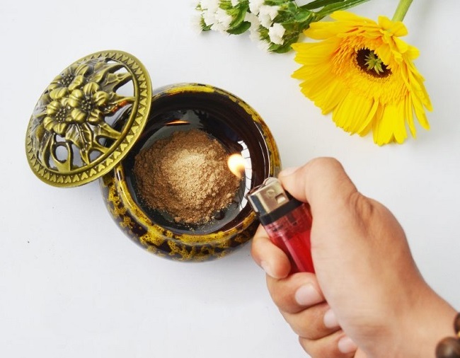 Đốt trầm hương