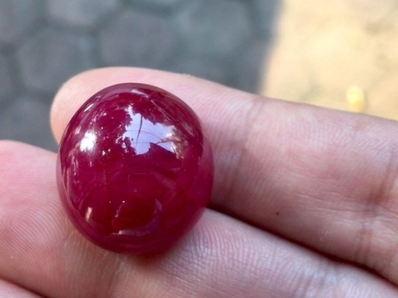 Ruby huyết bồ câu