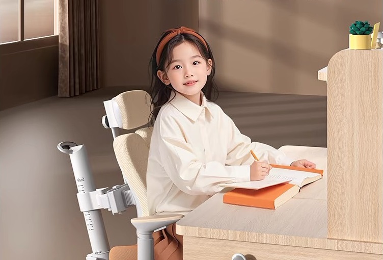 Tầm quan trọng của bàn học cho bé lớp 1