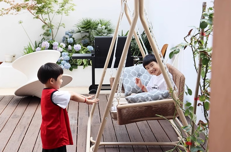 Xích đu ngoài trời còn là không gian vui chơi trẻ em