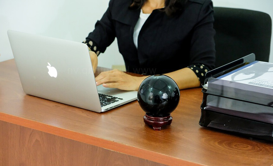 Đá thạch anh khói trên bàn là việc