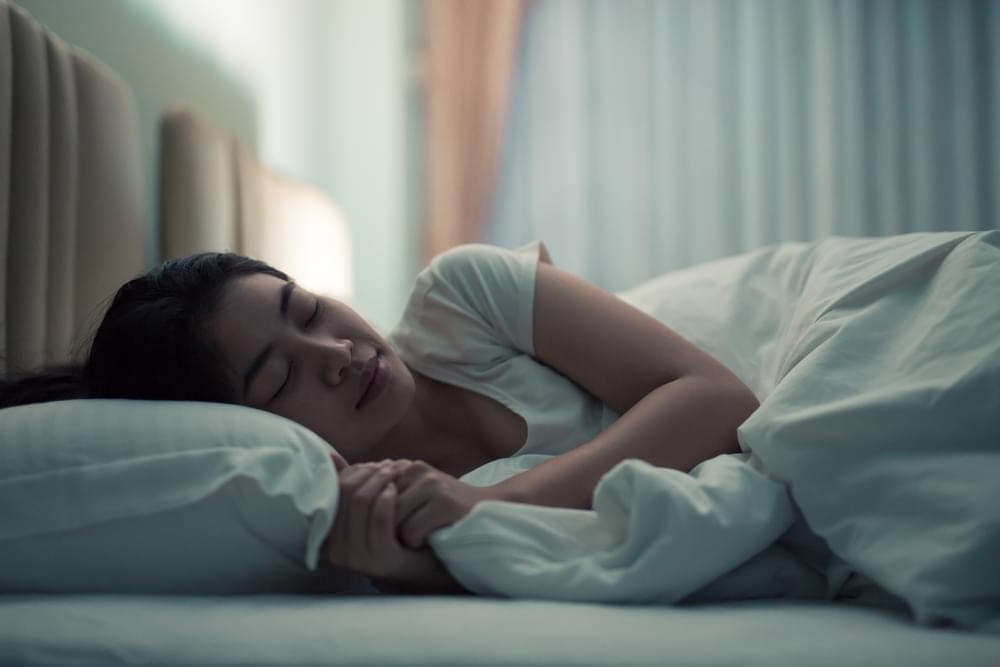 Sử dụng đá thạch anh tóc đỏ giúp ngủ ngon giấc hơn