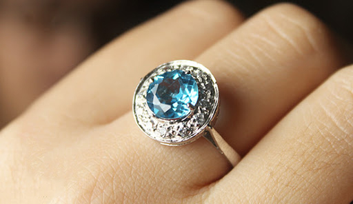 Đeo nhẫn topaz