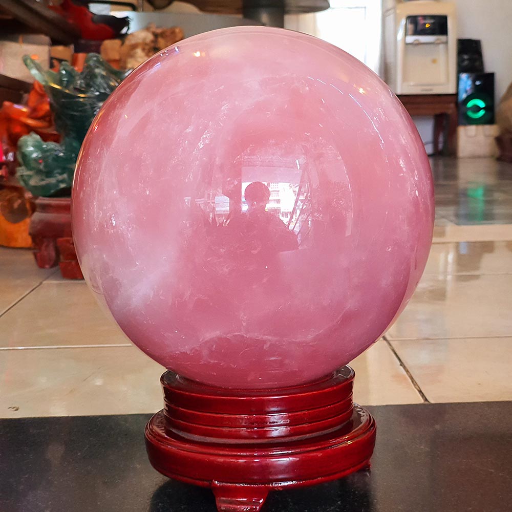 Quả cầu thạch anh hồng đặt tại phòng khách