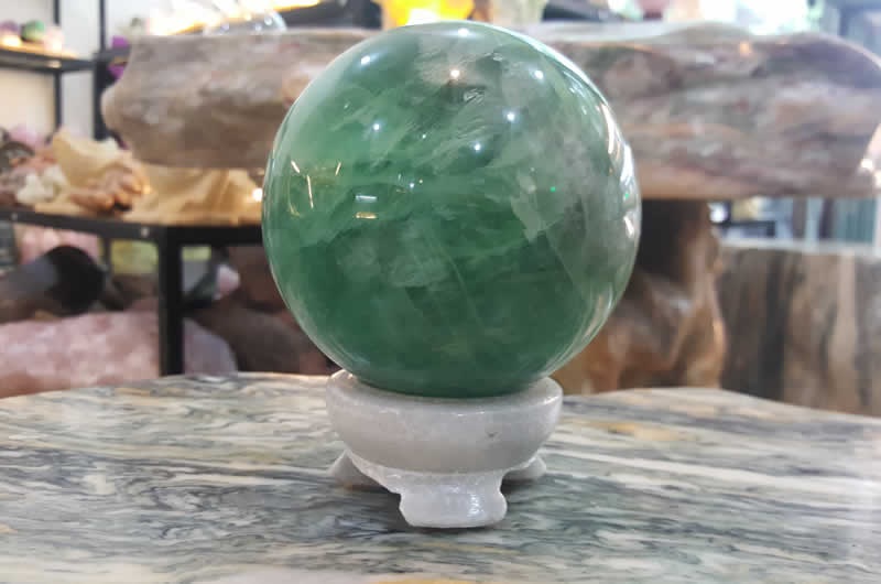 Quả cầu thạch anh xanh phù hợp với người làm về nghệ thuật