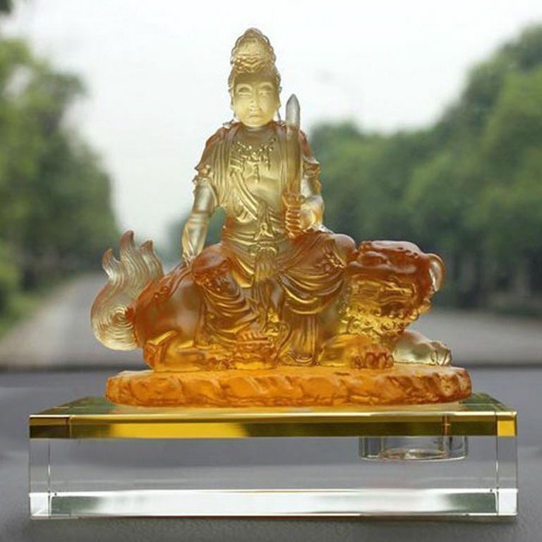 Tượng phật đặt trên xe hơi