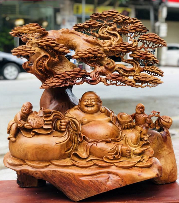 Tượng phật Di Lặc ngồi gốc Tùng